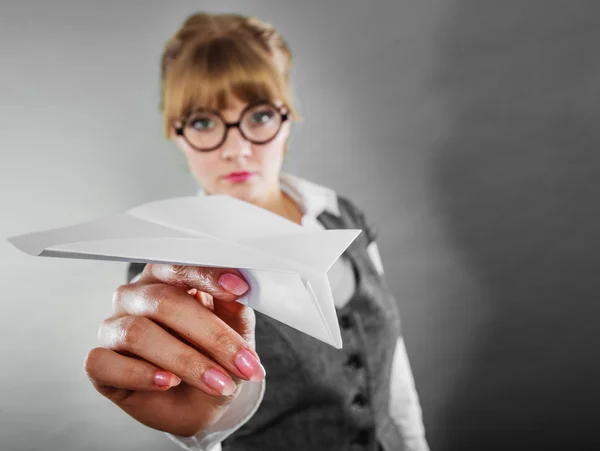 Vlieg angst. Vrouw met vliegtuig in de hand. — Stockfoto