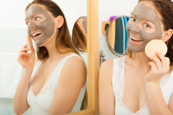 Mulher rosto com máscara facial de lama — Fotografia de Stock