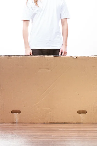 Entrega homem segurando uma caixa de papel . — Fotografia de Stock