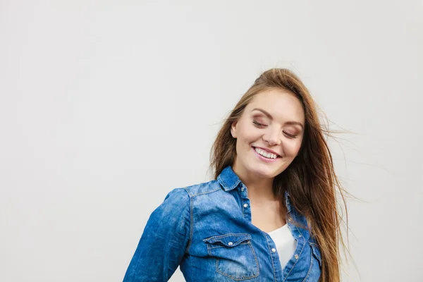 Menina feliz desfrutando de sua vida . — Fotografia de Stock