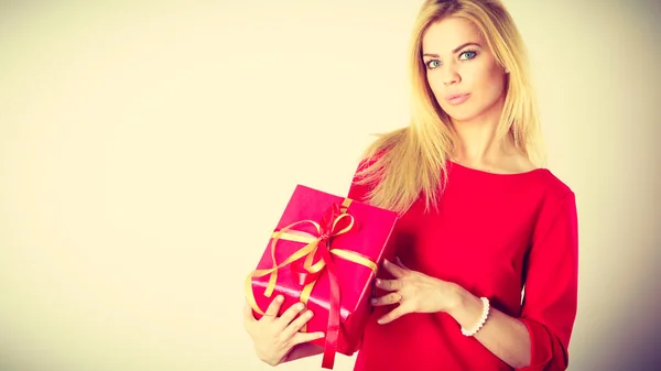 Schöne Frau mit rotem Geschenk. — Stockfoto