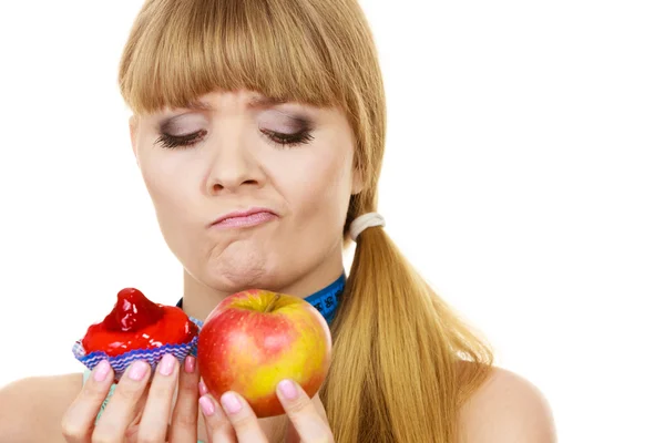 Mujer elegir fruta o pastel hacer elección dietética — Foto de Stock