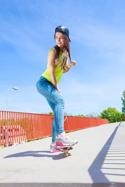 Flicka som rider skateboard på gatan — Stockfoto