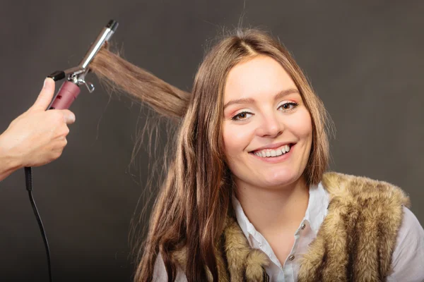 Dziewczyna dbając o jej fryzura — Zdjęcie stockowe