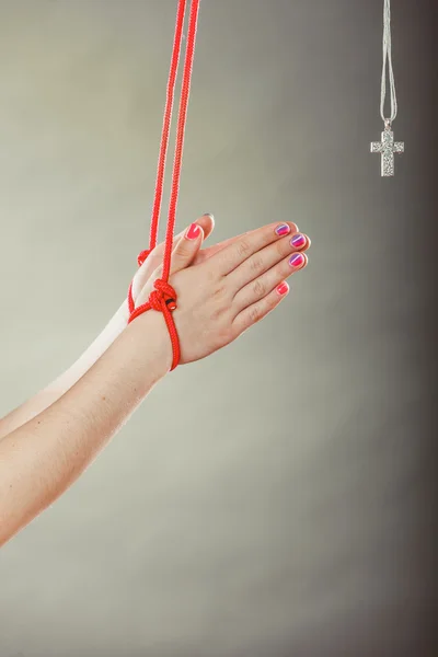 головоломка связанные руки. следы от связывания на руках. красивые мужские руки. связанные руки веревкой. связанные руки на белом фоне.