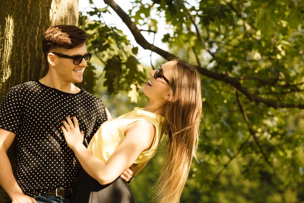 Paar umarmt sich unter Baum. — Stockfoto