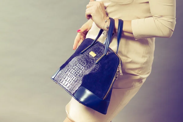 Женщина держит черный элегантный мешок . — стоковое фото