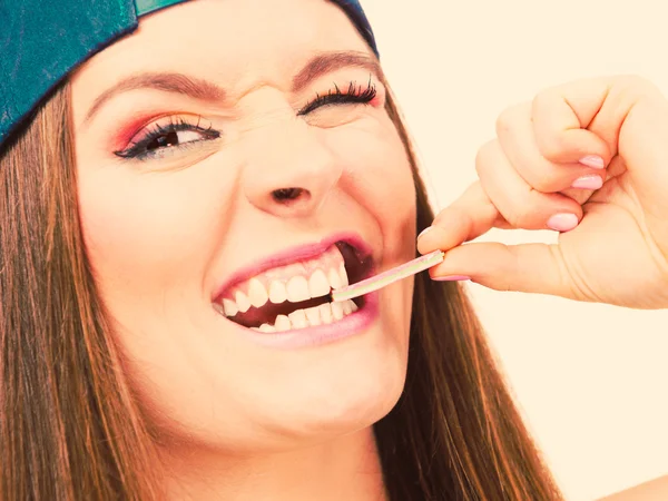 Donna che mangia gomma da masticare — Foto Stock