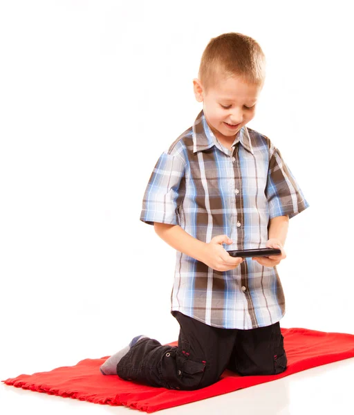 Мальчик играет в игры на смартфоне — стоковое фото