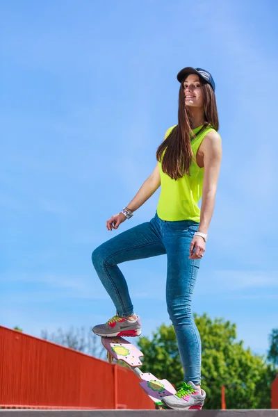 Skatista equitação skate na rua . — Fotografia de Stock