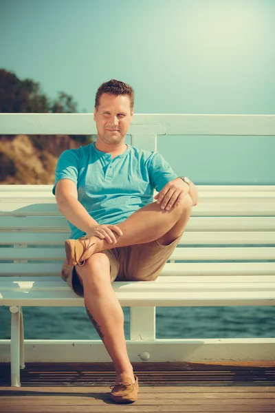 Schöner Mann Tourist auf Pier. Modesommer. — Stockfoto