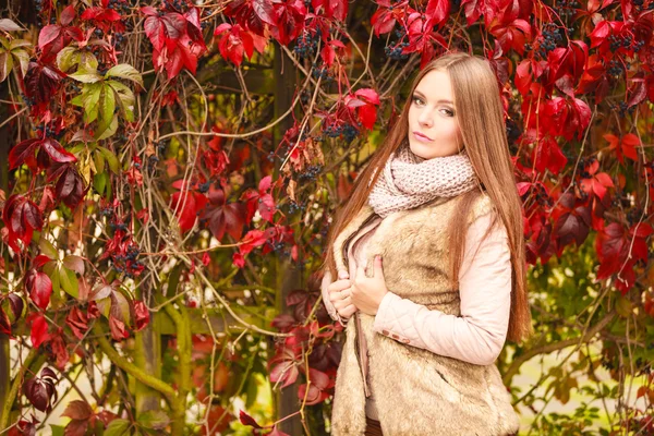 Kvinna mode flicka avkopplande promenader i höstlig park — Stockfoto