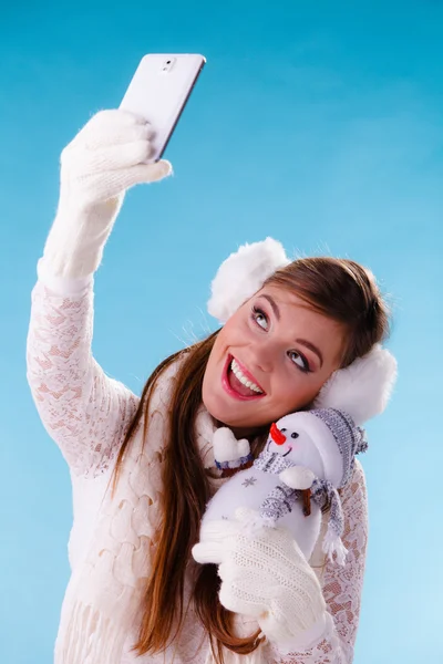 Mujer con pequeño muñeco de nieve tomando foto selfie . —  Fotos de Stock