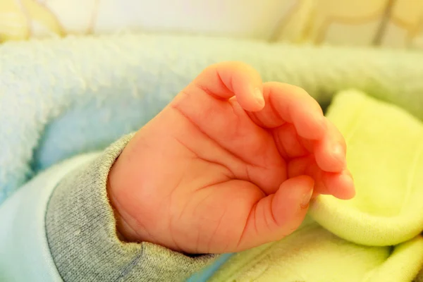 Closeup hand van pasgeboren babymeisje — Stockfoto