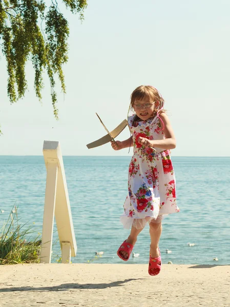小女孩孩子在海滩与纸飞机飞机 — 图库照片