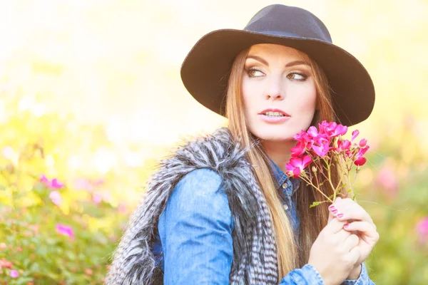 Mujer pasar tiempo en el jardín — Foto de Stock