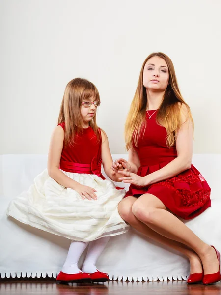 Mãe e filha posando juntas — Fotografia de Stock