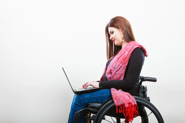 Жінка-інвалід з ноутбуком на інвалідному візку . — стокове фото