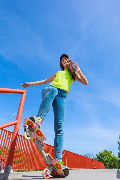 Skater paardrijden skateboard — Stockfoto
