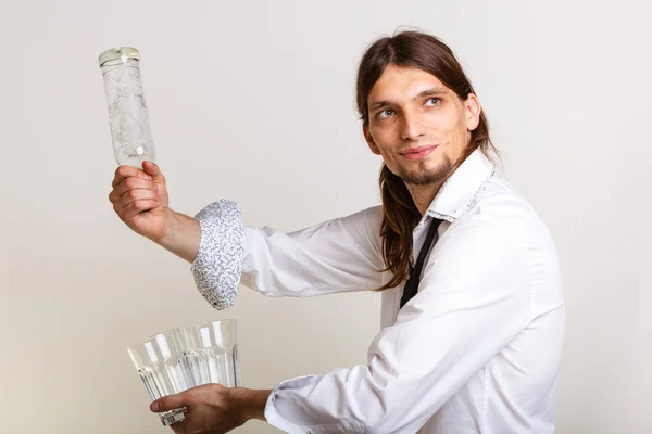 Bartender fills glass from bottle. — Stock Photo, Image