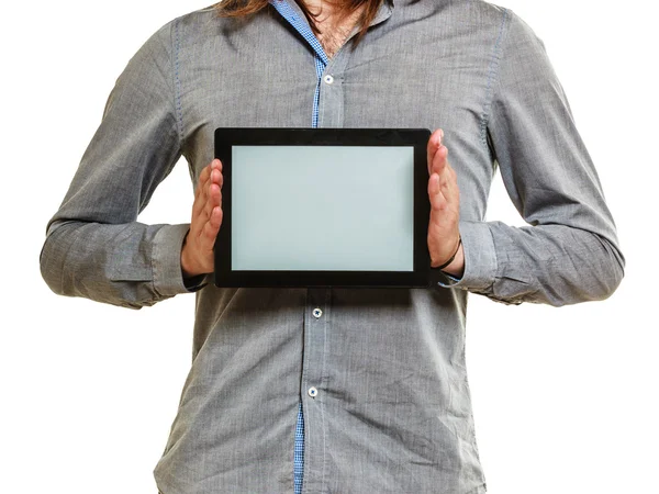 Man håller pc tablet. Blank skärm copyspace. — Stockfoto