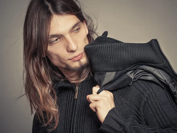 Guapo retrato de hombre de moda con abrigo negro . —  Fotos de Stock