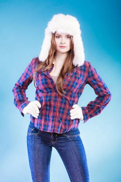 Jovem mulher em roupa de inverno boné de pele — Fotografia de Stock