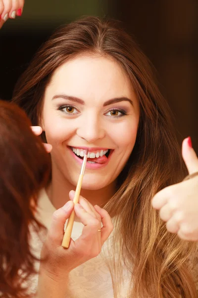 Mädchen gibt Daumen hoch. — Stockfoto