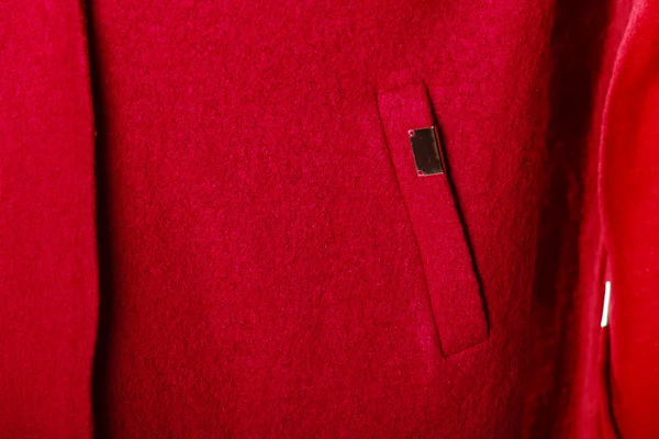Крупный план красного пальто с карманом в качестве фоновой текстуры — стоковое фото