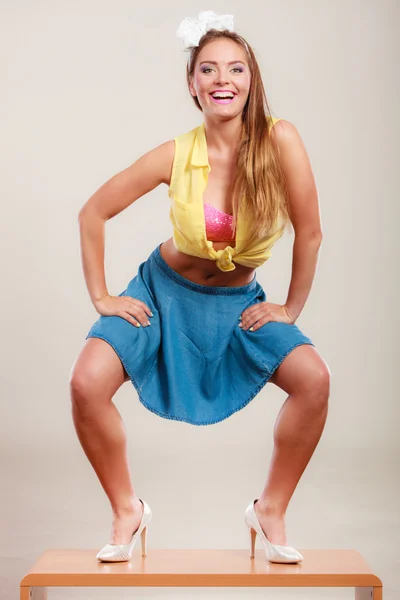 Mujer bailando en la mesa . — Foto de Stock