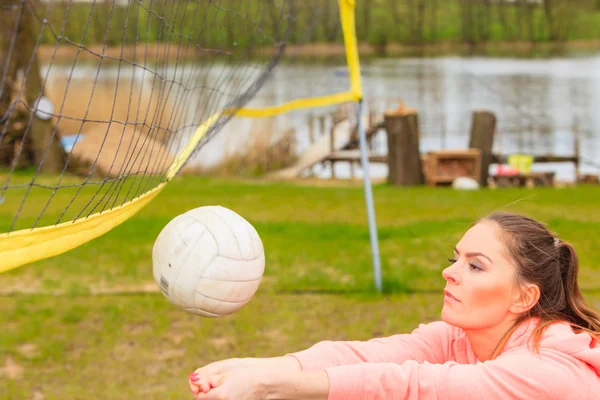 Volleybollspelare i aktion — Stockfoto