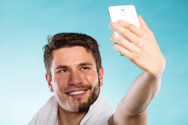 Szczęśliwy człowiek pół ogolone, przy selfie samo Zdjęcie. — Zdjęcie stockowe