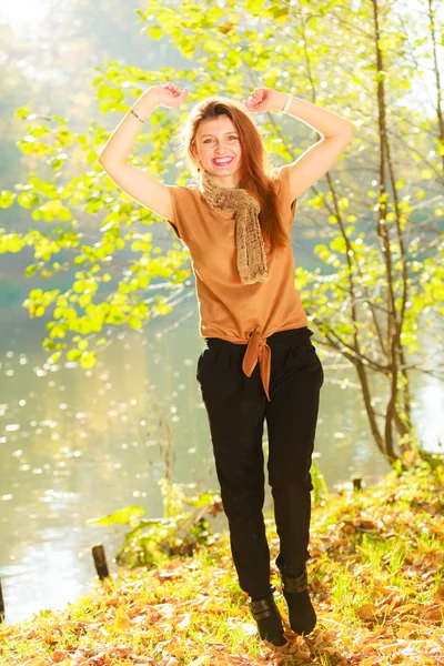 Young girl in forest — Stock Photo, Image