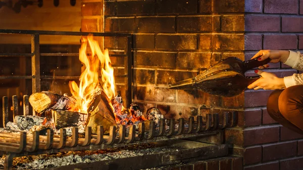 Primer plano manos chimenea haciendo fuego con fuelle . — Foto de Stock