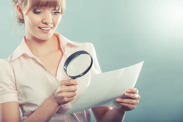 Business woman using magnifying glass — Stock Photo, Image