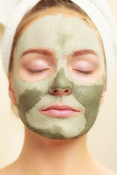 Visage avec masque de boue d'argile verte — Photo