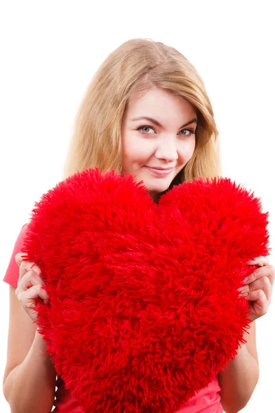 Menina segurando símbolo de amor vermelho — Fotografia de Stock