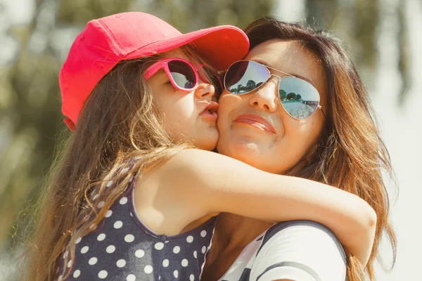 Mami e hija pasando un tiempo encantador juntos . —  Fotos de Stock