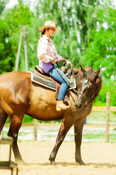 Western cowgirl vrouw paardrijden paard. Sport activiteiten — Stockfoto