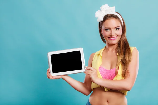 Menina segurando computador tablet — Fotografia de Stock