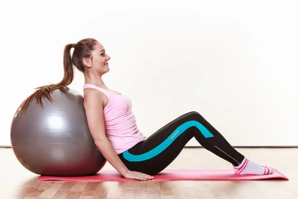 Mädchen mit Trainingsausrüstung. — Stockfoto