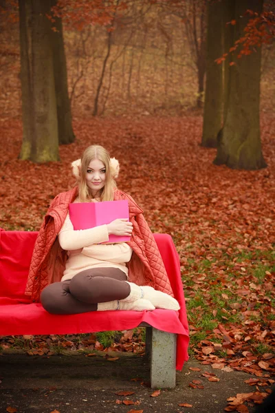 Блондинка с красной книгой — стоковое фото