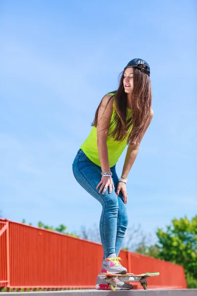 Adolescent fille patineur équitation skateboard sur rue. — Photo