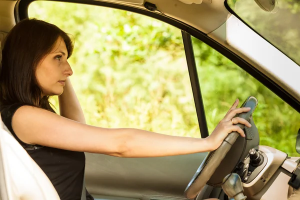 Mujer conduciendo coche. Viaje de vacaciones de verano . — Foto de Stock