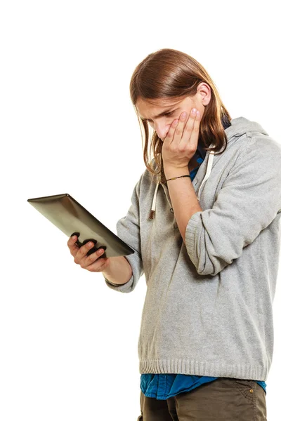 Człowiek przy użyciu komputera typu tablet — Zdjęcie stockowe