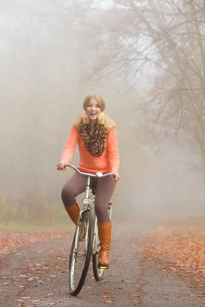 Chica relajante montar bicicleta —  Fotos de Stock