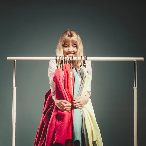 Mujer agarrando toda la ropa —  Fotos de Stock