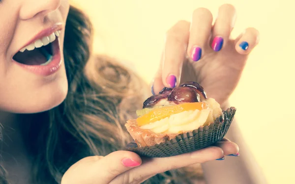 Vrouw eten cake van het fruit — Stockfoto