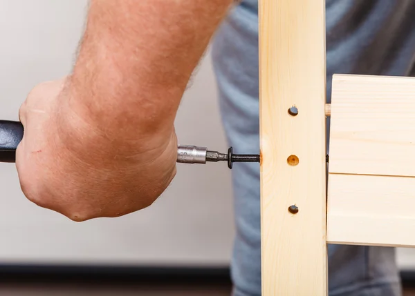 Montaje de muebles de madera con destornillador. Bricolaje . —  Fotos de Stock