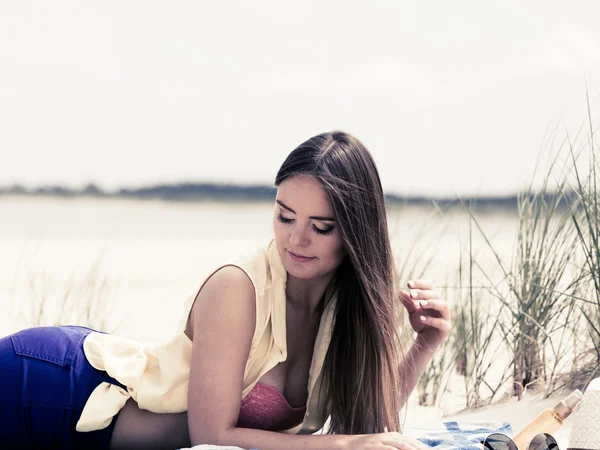 Donna che riposa sulla spiaggia estiva — Foto Stock